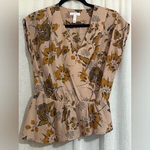Leith Floral V-Neck Peplum Top. 100% polyester. Short sleeves. No flaws.